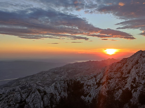 Pohvala ili izlazeće sunce koje će svojom svjetlošću i toplinom obasjati najtamnije dijelove naše osobnosti