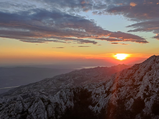 Pohvala ili izlazeće sunce koje će svojom svjetlošću i toplinom obasjati najtamnije dijelove naše osobnosti